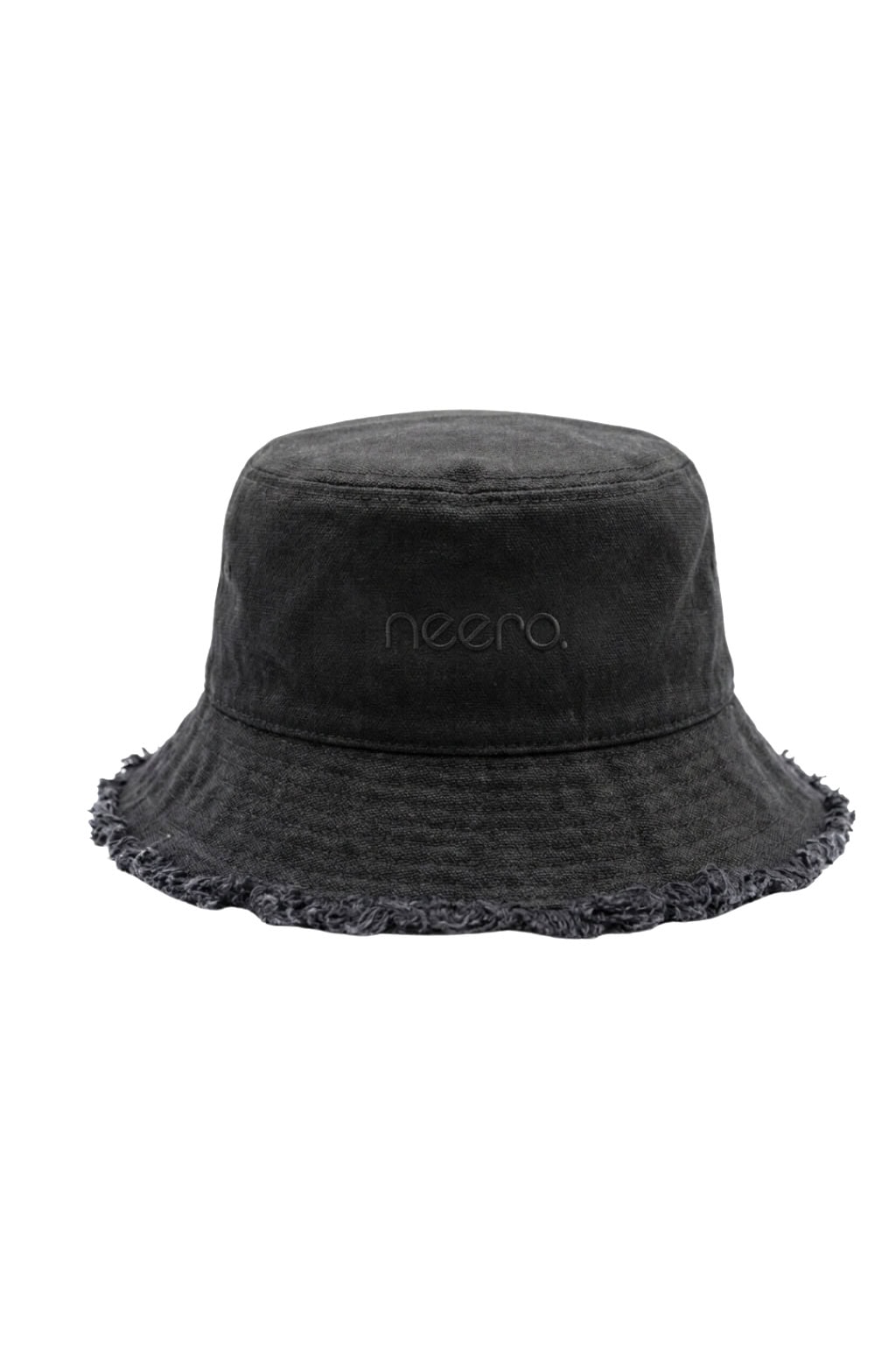 Czarny kapelusz typu bucket hat z postrzępionym rondem i wyszytym logo Neero na przodzie
